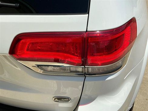 Used 2018 Jeep Grand Cherokee Overland AWD/4WD image 19