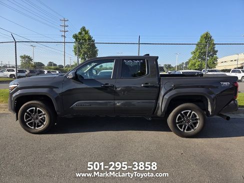 Used 2025 Toyota Tacoma TRD Sport AWD/4WD image 7