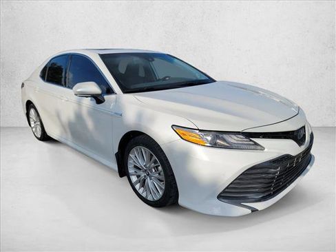 Used 2019 Toyota Camry XLE image 3