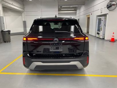 Used 2025 Volkswagen Tiguan SE w/ Panoramic Sunroof Package
