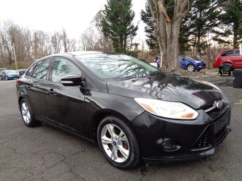 Used 2014 Ford Focus SE w/ SE Winter Package image 3
