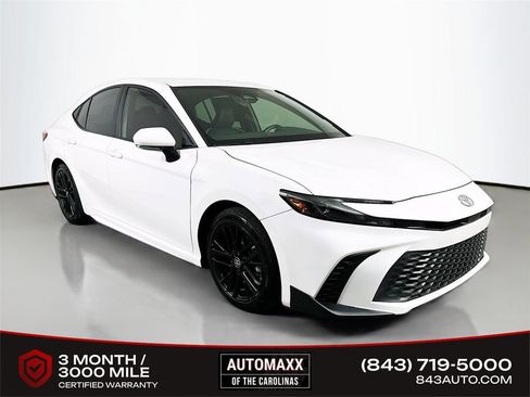 Used 2025 Toyota Camry SE image 1