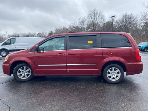 Used 2013 Chrysler Town & Country Touring image 4