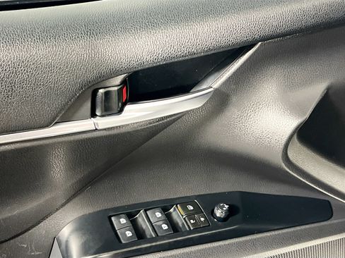 Used 2018 Toyota Camry SE FWD image 16