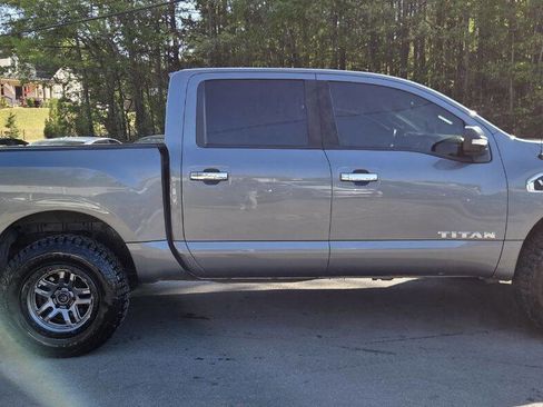 Used 2017 Nissan Titan SV image 5