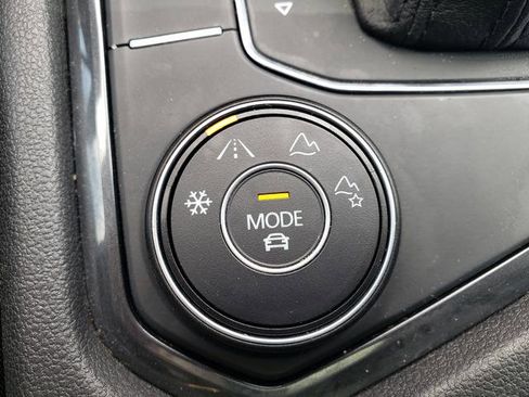 Used 2020 Volkswagen Tiguan SEL AWD/4WD image 21