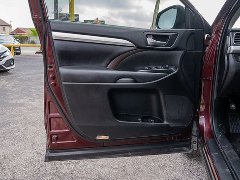 Used 2019 Toyota Highlander XLE image 10