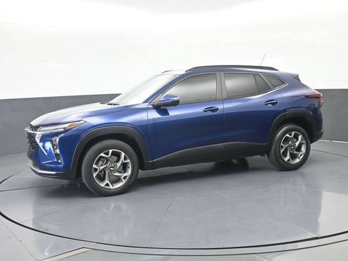 Used 2024 Chevrolet Trax LT FWD image 2