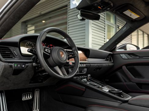 Certified 2025 Porsche 911 Carrera GTS image 4