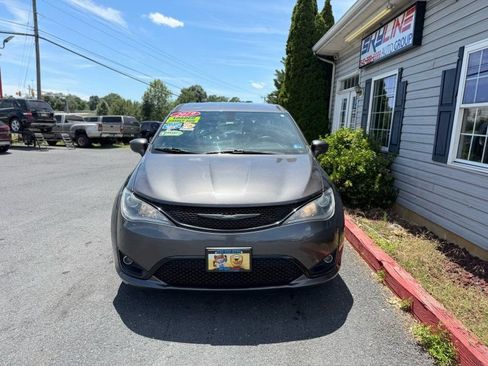Used 2019 Chrysler Pacifica Touring Plus w/ S Appearance Package FWD image 3