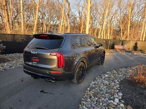 Used 2022 Kia Telluride SX w/ SX Prestige Package image 3