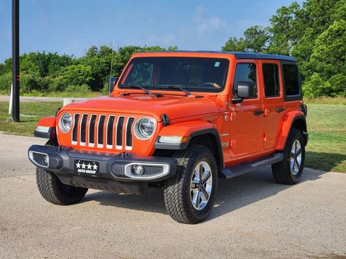 Used 2019 Jeep Wrangler Unlimited Sahara w/ Dual Top Group AWD/4WD image 3