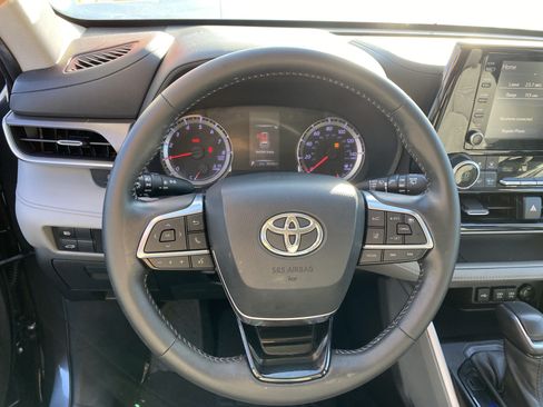 Used 2020 Toyota Highlander LE FWD image 27