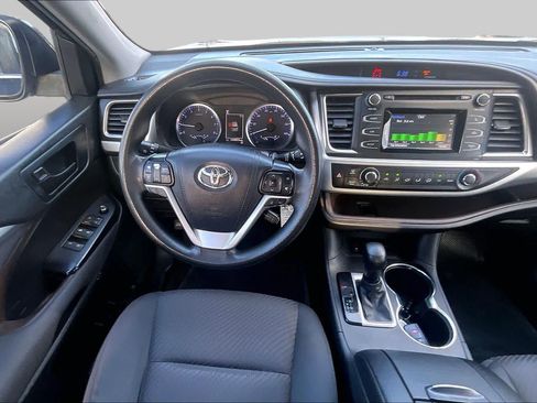 Used 2019 Toyota Highlander LE FWD image 6