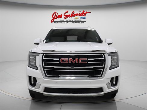 Used 2023 GMC Yukon SLT w/ SLT Luxury Package image 3