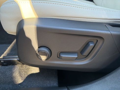 Used 2022 Volvo XC40 T5 Momentum w/ Premium Package image 20