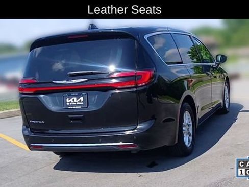 Used 2023 Chrysler Pacifica Touring-L FWD image 2