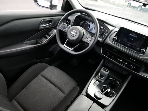 Used 2024 Nissan Rogue SV AWD/4WD image 9