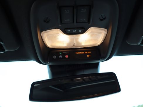 Used 2025 Chevrolet Colorado Z71 w/ Technology Package AWD/4WD image 42