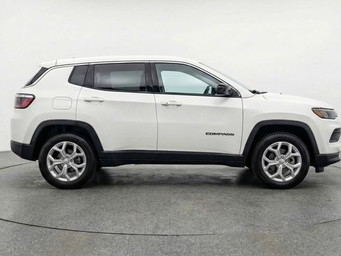 Used 2025 Jeep Compass Latitude image 11
