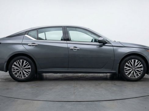 Used 2025 Nissan Altima 2.5 SV FWD image 11