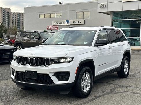 Certified 2023 Jeep Grand Cherokee Laredo w/ Luxury Tech Group I image 5