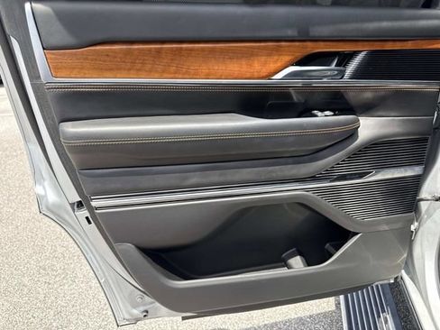 Used 2022 Jeep Grand Wagoneer Series III w/ Rear Seat Video Group 1 AWD/4WD image 9