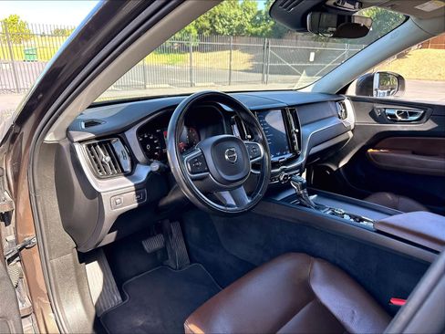 Used 2018 Volvo XC60 T5 Momentum w/ Convenience Package AWD/4WD image 17