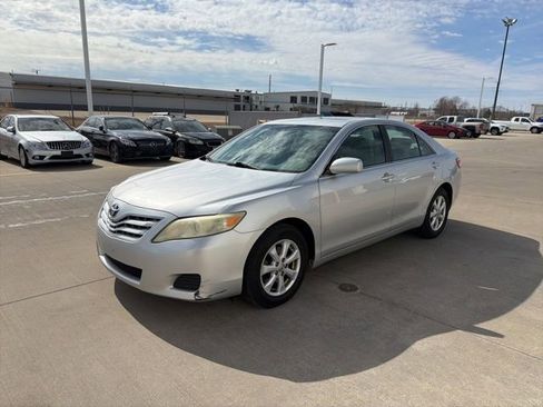 Used 2011 Toyota Camry LE image 3