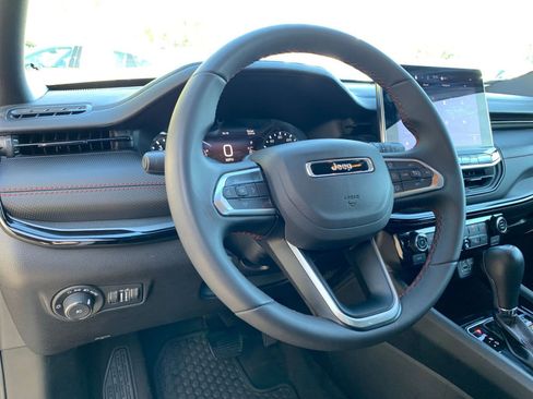 Used 2025 Jeep Compass Trailhawk image 33