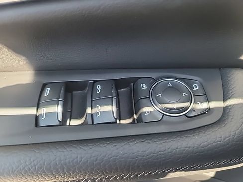 Used 2025 GMC Yukon Denali RWD image 15