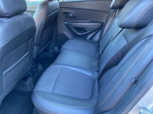 Used 2020 Chevrolet Trax LT w/ LT Convenience Package AWD/4WD image 19