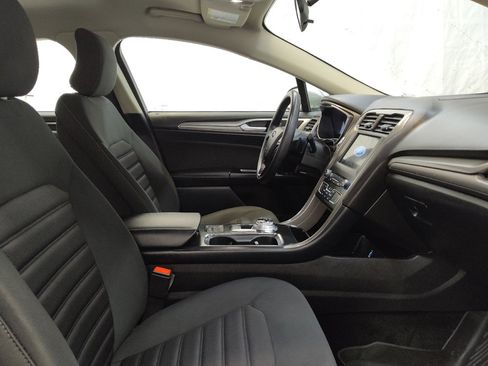 Used 2017 Ford Fusion SE w/ Fusion SE Technology Package image 21