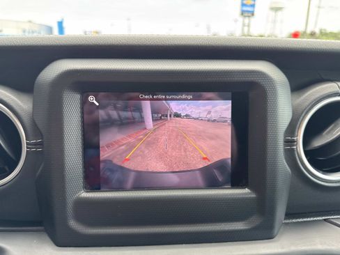 Used 2020 Jeep Gladiator Overland w/ Trailer Tow Package image 25