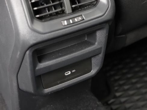 Used 2025 Volkswagen Taos SE FWD image 18