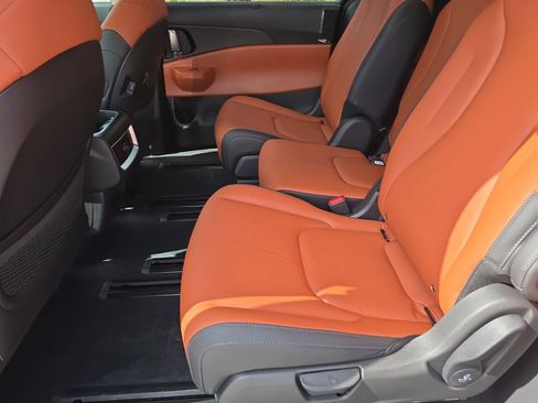 New 2026 Kia Carnival EX FWD image 17