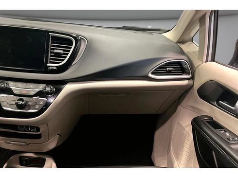 Used 2024 Chrysler Pacifica Touring-L FWD image 45