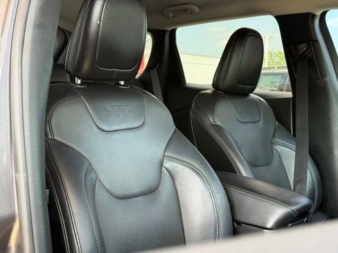 Used 2019 Jeep Cherokee Limited FWD image 29