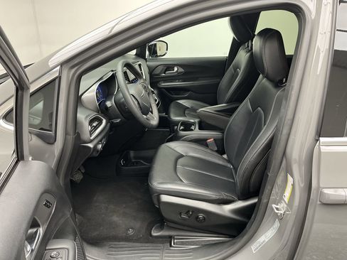 Used 2025 Chrysler Pacifica Select image 3