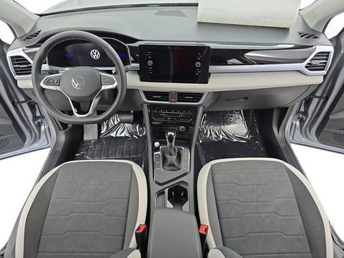Certified 2025 Volkswagen Taos SE FWD image 9