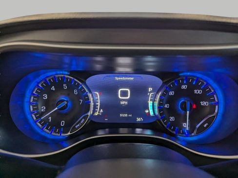 Used 2024 Chrysler Pacifica Touring-L FWD image 9