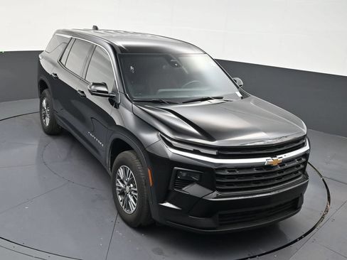 Used 2025 Chevrolet Traverse LT FWD image 17