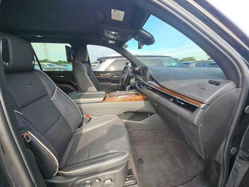 Used 2024 Cadillac Escalade Premium Luxury AWD/4WD image 13