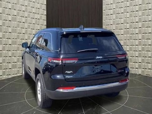 Used 2023 Jeep Grand Cherokee Laredo AWD/4WD image 6