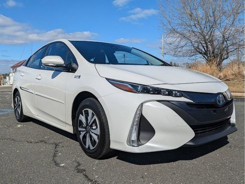 Used 2018 Toyota Prius Prime Premium image 3