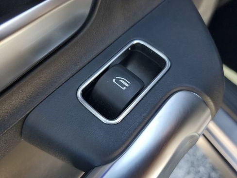 Used 2022 Mercedes-Benz GLB 250 GLB 250 w/ Premium Package Lite image 17