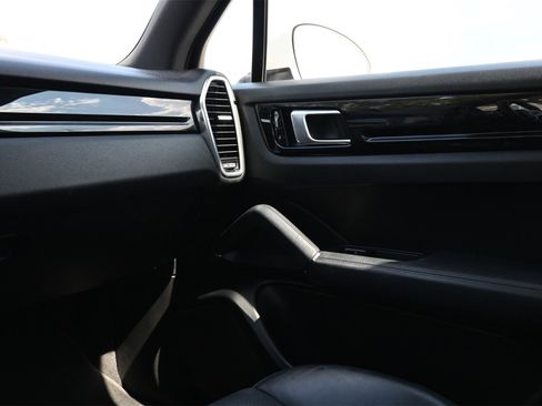 Used 2019 Porsche Cayenne image 8