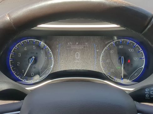 Used 2017 Chrysler Pacifica Touring-L w/ Tire & Wheel Group FWD image 31