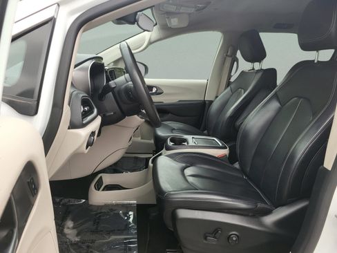 Used 2023 Chrysler Pacifica Touring-L AWD/4WD image 28