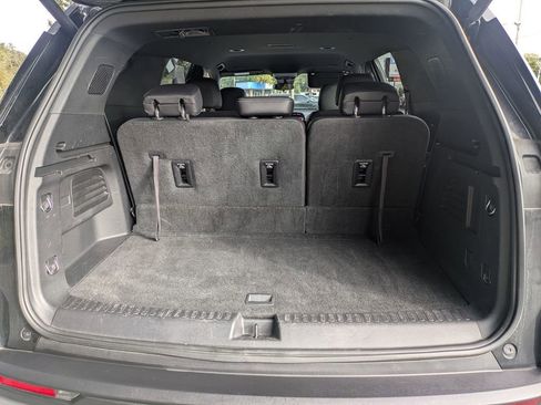 Used 2025 Chevrolet Traverse LT image 30